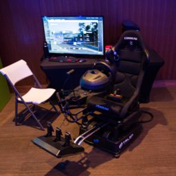 Virtual reality gaming lounge experience