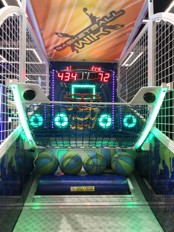 Basketball hoop arcade game