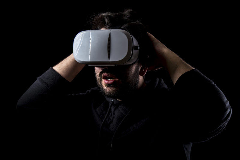 Vr очки 2024. Виртуальная реальность фон. ВР очки черно белый. VR очки зеленый фон. VR очки Apple mems.