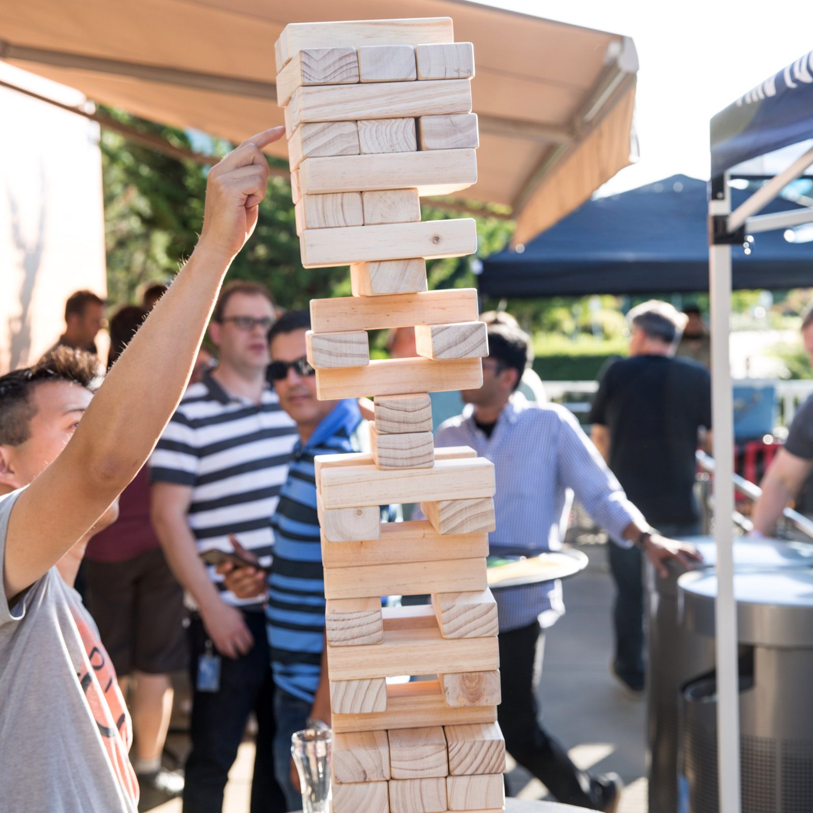 Кто придумал игру дженга. Giant Jenga. Дженга ФОРТНАЙТ. Jenga giant Pavilions. Дженга для тимбилдинга.